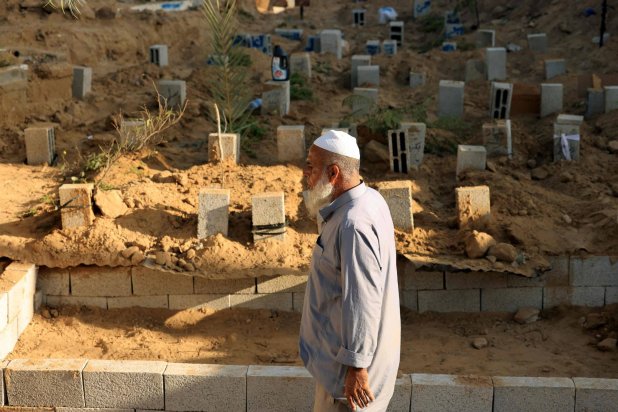 «قبور فوق قبور»… وحفارون مُنهكون في غزة