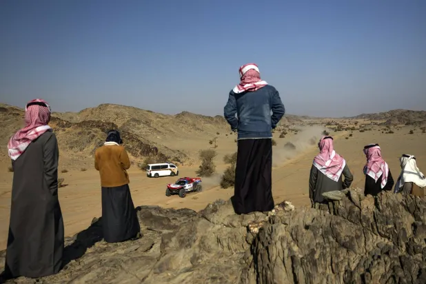 «رالي داكار»: رغم متاهات الأودية… لاتيغان يعزز صدارته في فئة السيارات