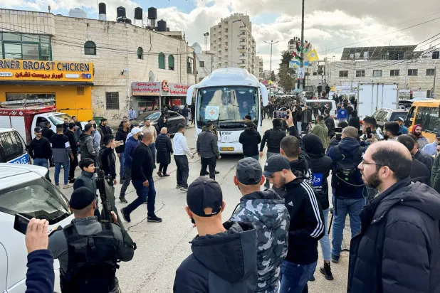 حشود من الفلسطينيين يستقبلون بفرح المعتقلين المفرج عنهم في رام الله (صور)